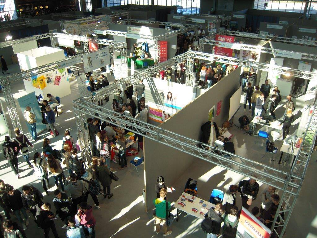 per due giorni la fiera di pordenone diventa punto di riferimento per studenti al termine del percorso formativo e persone in cerca di ricollocamento o primo lavoro incontro